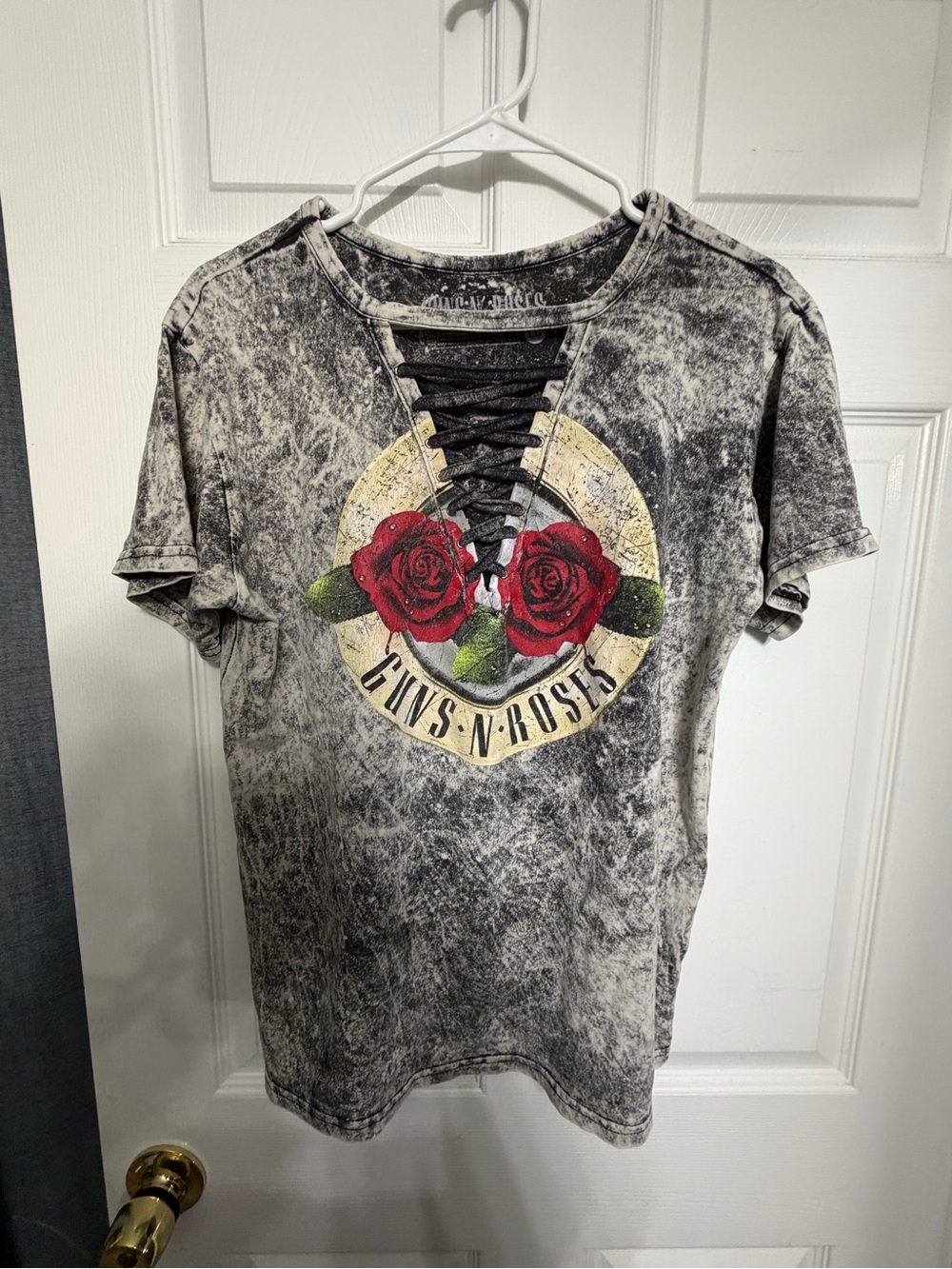 Guns and roses Lace-Up Graphic Tee in Mineral Gray with Red Roses